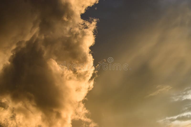 raggi dorati nelle nuvole e nel cielo, quando il sole mette immagine stock libera da diritti raggi dorati nelle nuvole e nel cielo, quando il sole mette immagine stock libera da diritti