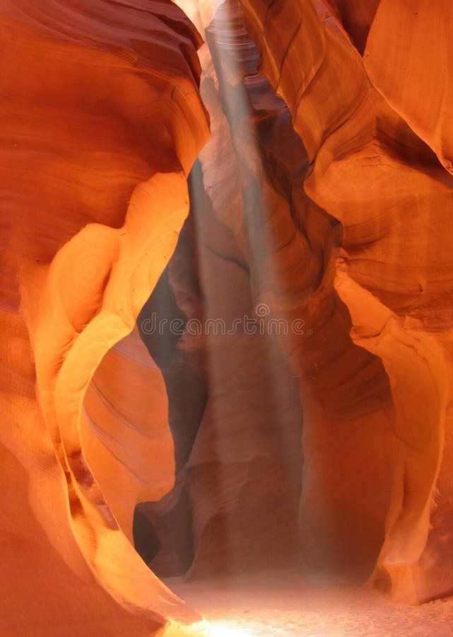 Raggio di sole in canyon superiore dell'antilope, in pagina, l'Arizona.