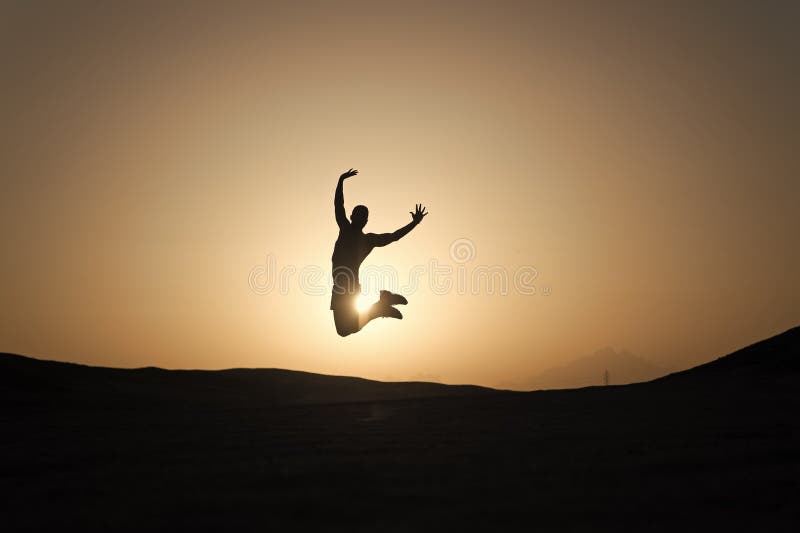 Raggiunga l'obiettivo principale Salto di moto dell'uomo della siluetta davanti al fondo del cielo di tramonto Il successo futuro