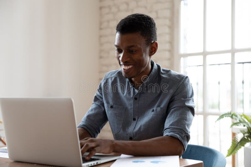 Raggruppamento di giovani dipendenti di una giovane azienda manager che lavorano al computer fotografie stock