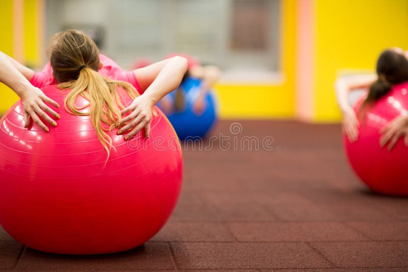 Raggruppi la gente in pilates classificano alla palestra immagine stock libera da diritti