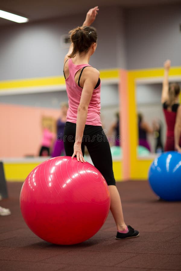 Raggruppi la gente in pilates classificano alla palestra fotografia stock