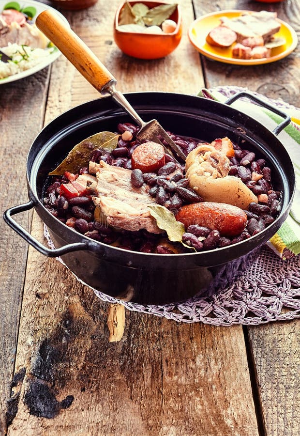Ragoût brésilien traditionnel avec des haricots et des viandes photographie stock Ragoût brésilien traditionnel avec des haricots et des viandes photographie stock
