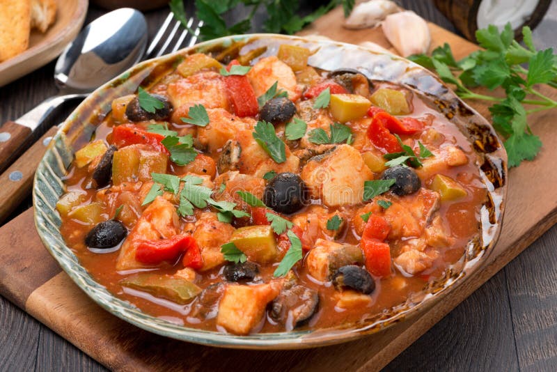Ragoût de poissons avec des olives en sauce tomate d'un plat images libres de droits Ragoût de poissons avec des olives en sauce tomate d'un plat images libres de droits