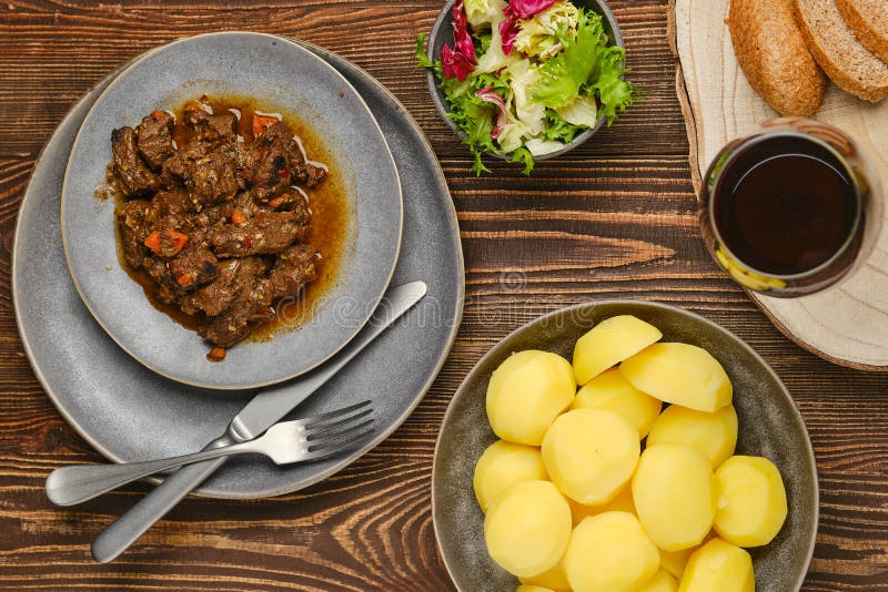 Ragout mit Kartoffelsalat und Wein lizenzfreie stockfotos