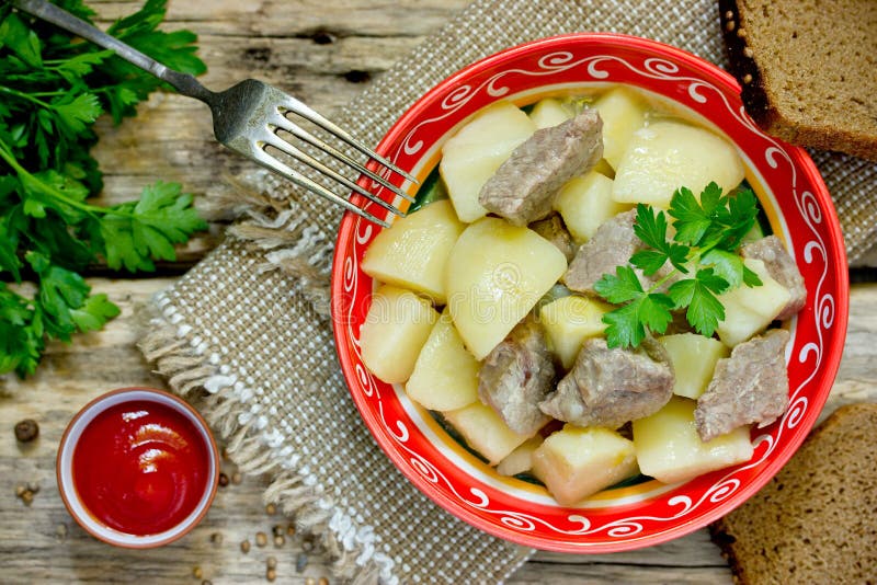 Ragoût de viande de pomme de terre et de porc dans la cuvette image libre de droits Ragoût de viande de pomme de terre et de porc dans la cuvette image libre de droits