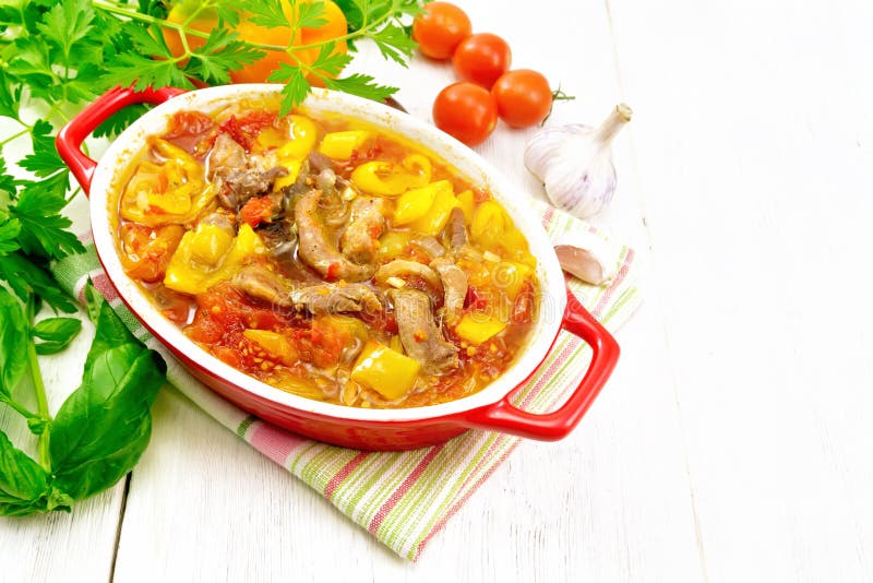 Ragu av kött och grönsaker i röd fyrpanna ombord arkivbild Ragu av kött och grönsaker i röd fyrpanna ombord arkivbild