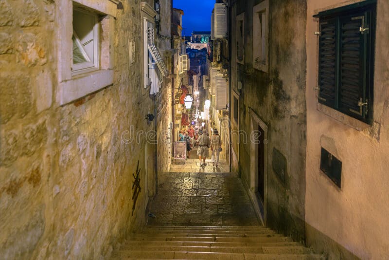 RAGUSA, CROAZIA - 8 settembre 2013 - scale che conducono giù fotografia stock libera da diritti RAGUSA, CROAZIA - 8 settembre 2013 - scale che conducono giù fotografia stock libera da diritti