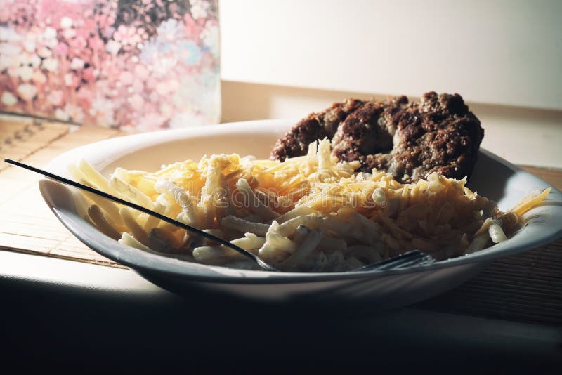 Ragù casalingo bolognese con il taglietelle della pasta La salsa bolognese è fatta con la carne tritata del manzo e della carne d fotografie stock libere da diritti Ragù casalingo bolognese con il taglietelle della pasta La salsa bolognese è fatta con la carne tritata del manzo e della carne d fotografie stock libere da diritti