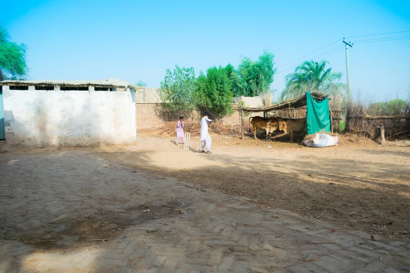 Rahimyar khan, punjab, Pakistan-juli 1,2019: några lokala pojkar som spelar syrsan i en by royaltyfria bilder Rahimyar khan, punjab, Pakistan-juli 1,2019: några lokala pojkar som spelar syrsan i en by royaltyfria bilder