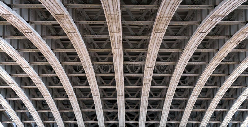 Rahmenbogen unter einer Brücke über der Themse in London lizenzfreies stockfoto Rahmenbogen unter einer Brücke über der Themse in London lizenzfreies stockfoto