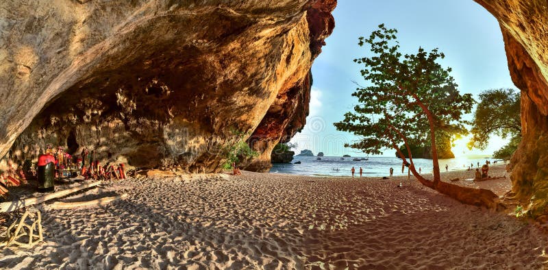 Railay, Phra Nang strand och träfallosar i prinsessagrotta royaltyfri foto Railay, Phra Nang strand och träfallosar i prinsessagrotta royaltyfri foto