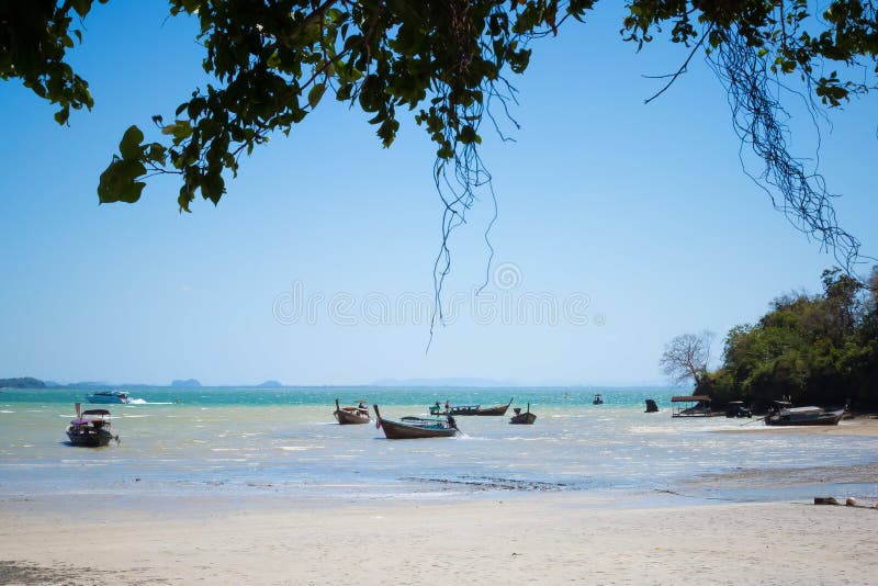 Railay, Tha?lande - 12 mai 2019 : Mar?e basse sur la zone orientale de la plage Les bateaux long-coupés la queue thaïlandais trad image stock Railay, Tha?lande - 12 mai 2019 : Mar?e basse sur la zone orientale de la plage Les bateaux long-coupés la queue thaïlandais trad image stock