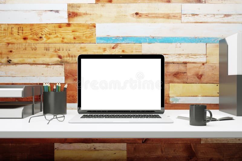 Raillez de l'ordinateur portable vide sur le bureau photos stock Raillez de l'ordinateur portable vide sur le bureau photos stock