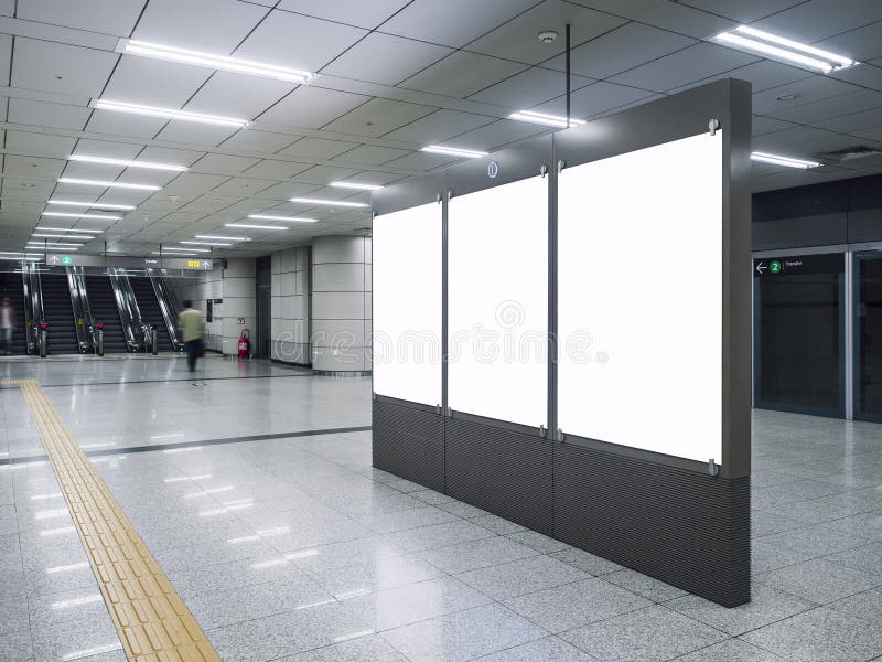 Raillez vers le haut de la publicité de media vide de bannières dans la station de métro avec la marche de personnes d'escalator photo libre de droits Raillez vers le haut de la publicité de media vide de bannières dans la station de métro avec la marche de personnes d'escalator photo libre de droits