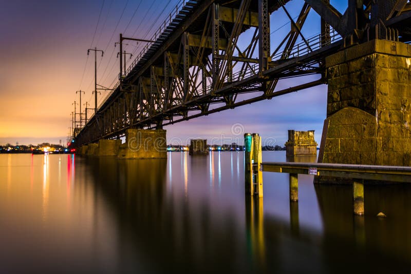 Railroad el puente sobre el río Susquehanna en la noche, en Havre de foto de archivo libre de regalías Railroad el puente sobre el río Susquehanna en la noche, en Havre de foto de archivo libre de regalías
