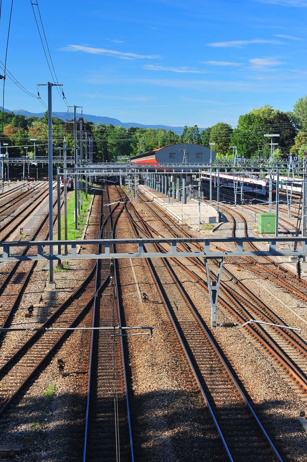 Stazione ferroviaria con tracce e altre ferrovia, le infrastrutture, visto da sopra.