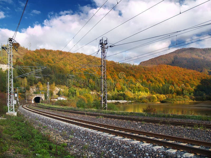Pohľad na ţelezničných tratí a tunela pozdĺž Rieky Váh v blízkosti Sutovo obce na Slovensku.