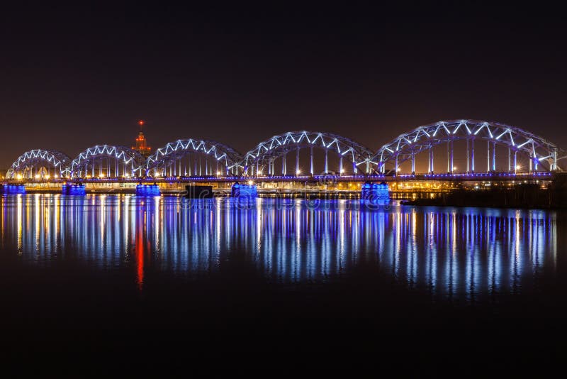 Vias ferreas puente de es un puente través de un rio.