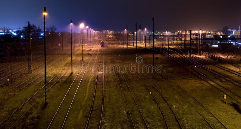 Železniční tratě v noci.