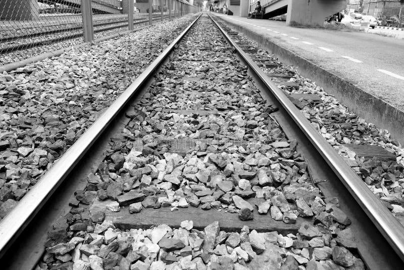 Railway утюга над темным камнем стоковое изображение rf