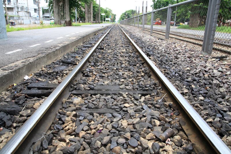 Railway утюга над темным камнем стоковое изображение