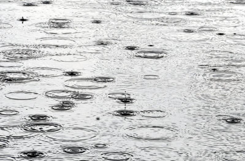 La lluvia gotas sobre el Agua superficie.