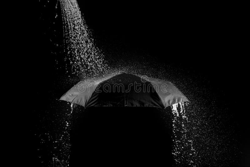 Bạn đang cần tìm kiếm những hình ảnh tuyệt đẹp về những giọt mưa đêm đen rơi xuống nền đen đậm? Hãy khám phá hình ảnh giọt mưa đẹp mắt này - một sự kết hợp độc đáo giữa những giọt nước và màu sắc đen đậm, bởi những hình ảnh này sẽ khiến bạn cảm thấy ngạc nhiên và kinh ngạc.