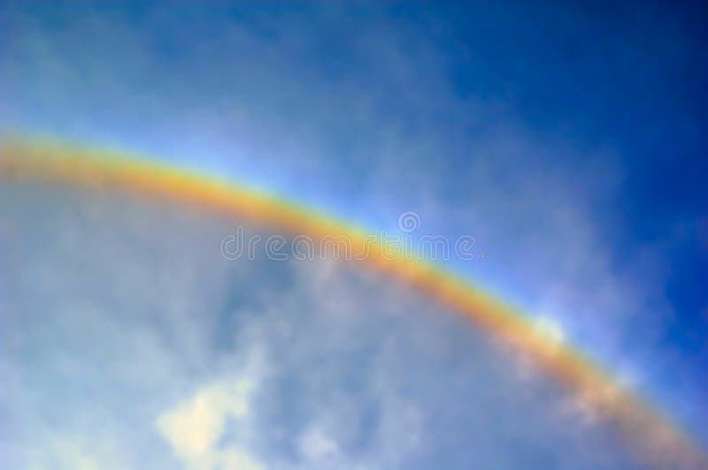 Bellissimo arcobaleno cielo blu.