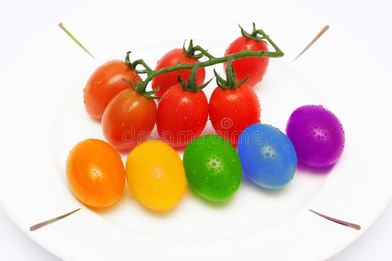 Colorato (arcobaleno), il bambino di pomodoro mettere su placca bianca.
