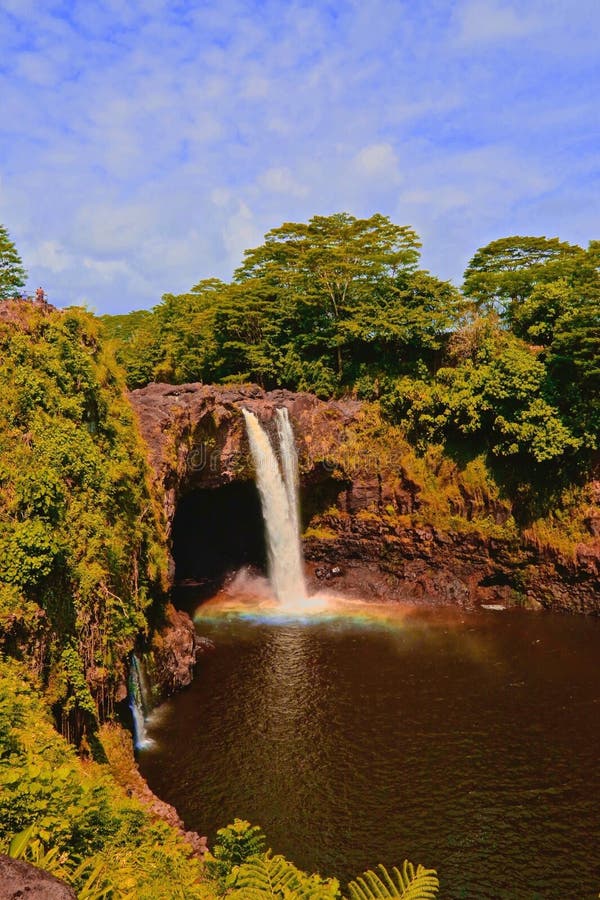 Arcoíris para ver en el agua,, un rio en, la lluvia Bosque 