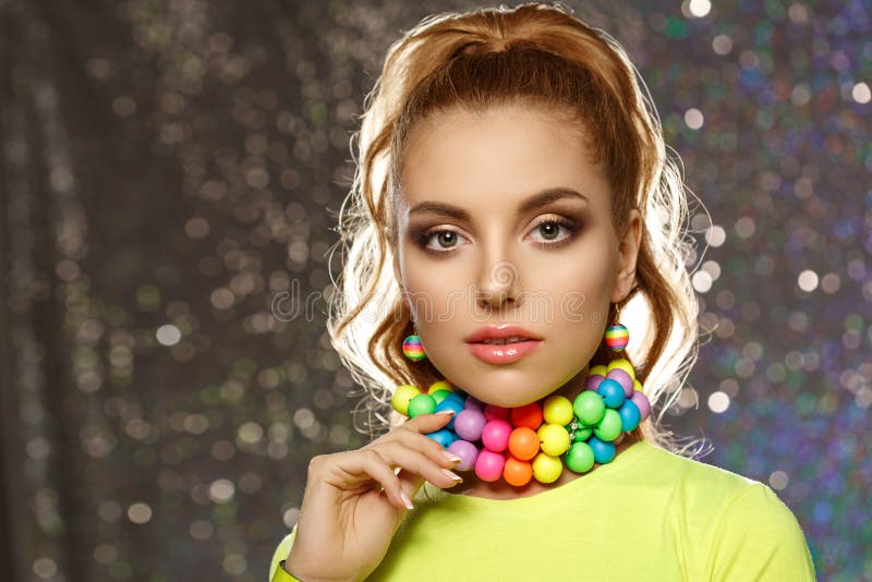 Rainbow Girl Modelo com joias brilhantes coloridas Mulher com maquiagem limpa e alto penteado com colar colorido e brincos imagem de stock Rainbow Girl Modelo com joias brilhantes coloridas Mulher com maquiagem limpa e alto penteado com colar colorido e brincos imagem de stock