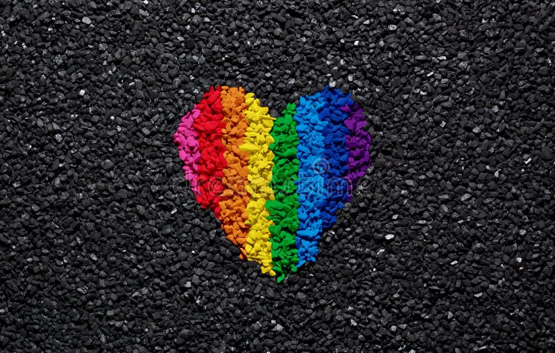 Arcobaleno di cuore su sfondo nero, ghiaia e ciottoli, LGBT colori, valentino, amore, sfondo, valentino.