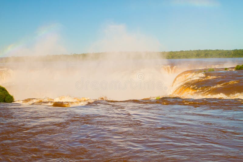 Duha přes, největší série z vodopády na, se nachází mezi brazílie,, a nahoru na 275 samostatný vodopády kaskádové podél 2, 700 metrů 1.
