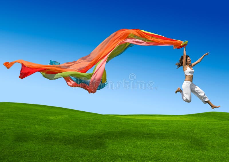 Joven mujer hermosa saltando vistoso bufanda.