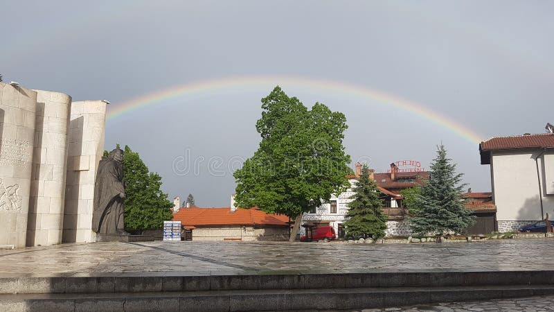 Rainbow över den gamla staden Bansko fotografering för bildbyråer Rainbow över den gamla staden Bansko fotografering för bildbyråer