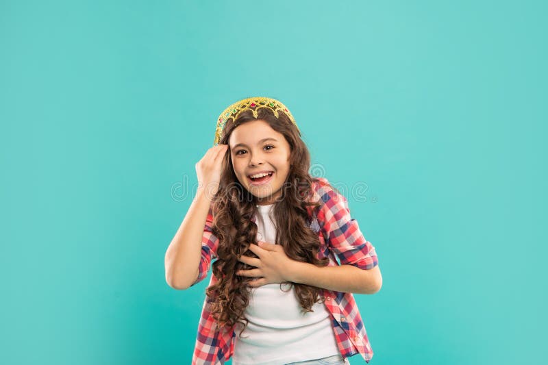 Penteado Infantil Adorável. Filha Com Ladrões Na Cabeça Rindo. Dicas De  Estilos. Hobbies Adolescentes. Cabeleira De Menina Pequena Imagem de Stock  - Imagem de beleza, retrato: 214758161