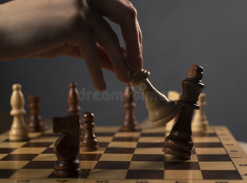 Rainha Batendo Rei No Tabuleiro. Xeque-mate No Xadrez. Mãos Femininas E  Fundo Cinzento Escuro Foto de Stock - Imagem de preto, oponente: 212585276