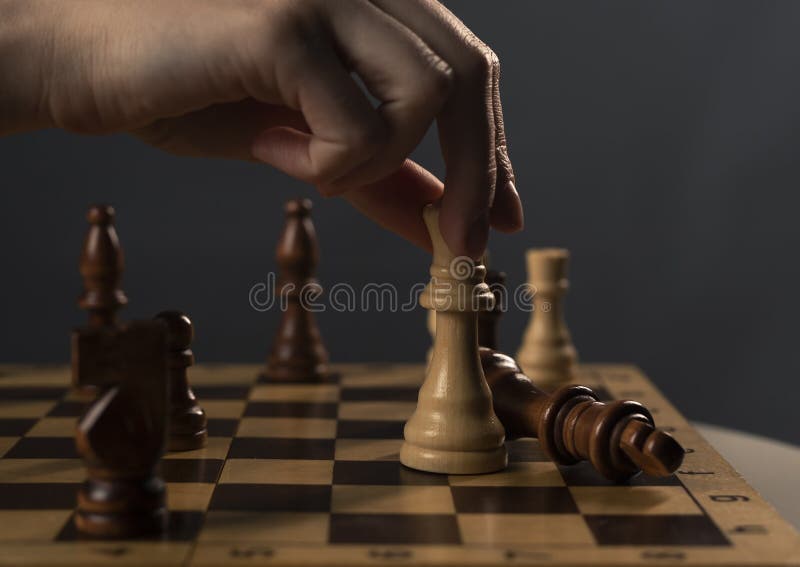 Rainha Batendo Rei No Tabuleiro. Xeque-mate No Xadrez. Mãos Femininas E  Fundo Cinzento Escuro Foto de Stock - Imagem de preto, oponente: 212585276