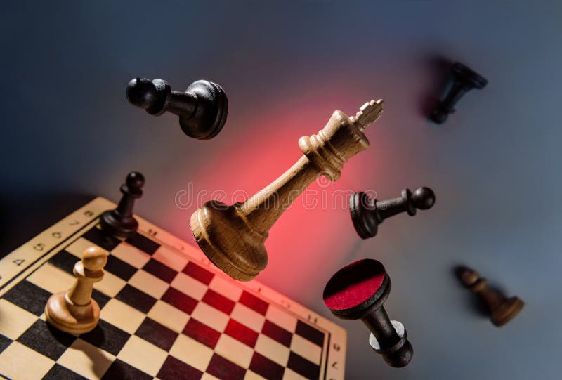 Peão de xadrez na frente do reflexo da rainha do xadrez no espelho.