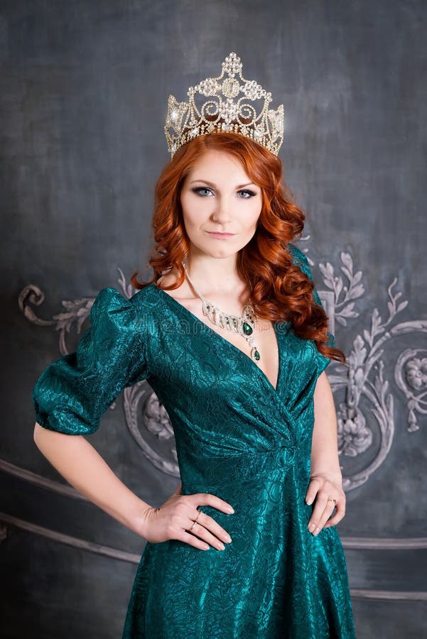 Rainha, pessoa real com coroa, cabelo vermelho e vestido verde imagem de stock royalty free Rainha, pessoa real com coroa, cabelo vermelho e vestido verde imagem de stock royalty free
