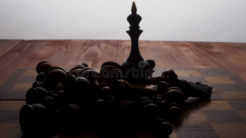 Cavalo Negro Batendo Em Um Rei Branco, Fim Do Jogo De Xadrez Com Um Xeque-mate  Foto de Stock - Imagem de objeto, xadrez: 165373264