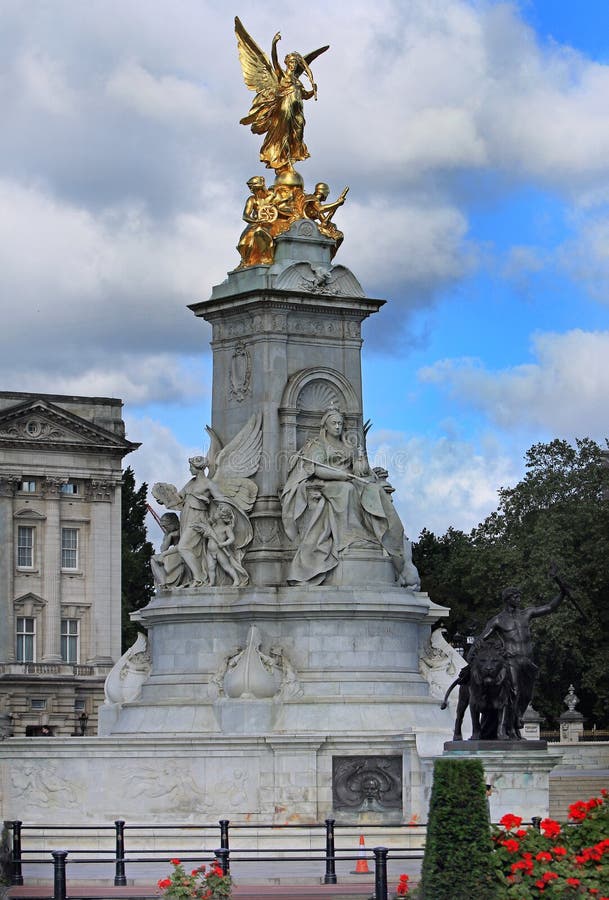 Rainha Victoria Monument - comemorando sua vida no trono, Londres, 2017 foto de stock royalty free Rainha Victoria Monument - comemorando sua vida no trono, Londres, 2017 foto de stock royalty free