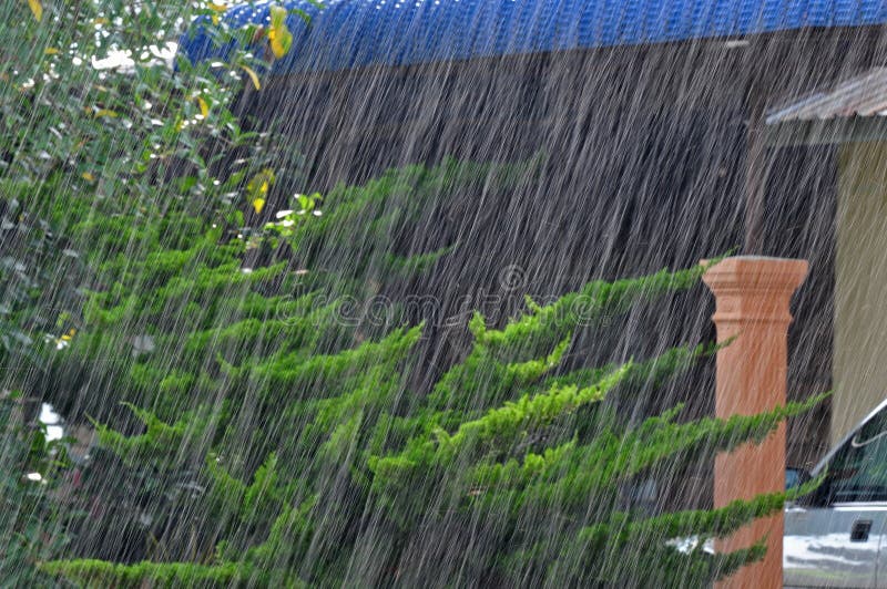 Esta lloviendo apenas en campo.