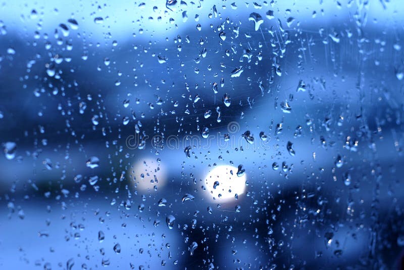 Auto faros es un para ver través de la lluvia golpear.
