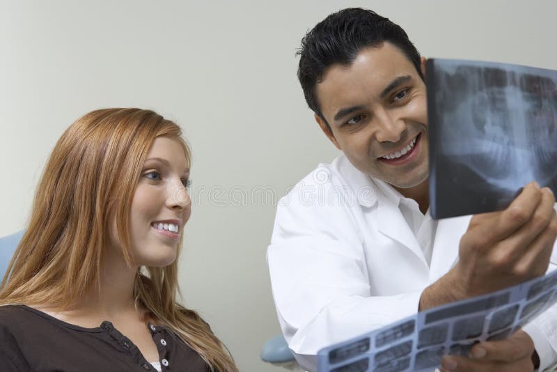 Raio X de And Patient Examining do dentista