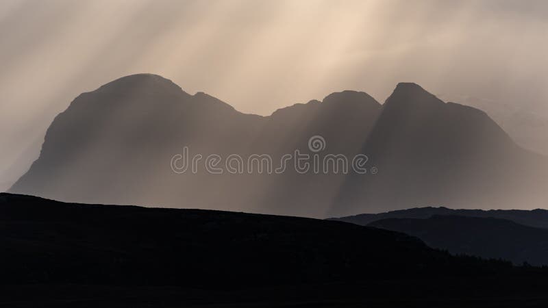 Raios claros crepusculares sobre Suilven fotografia de stock royalty free Raios claros crepusculares sobre Suilven fotografia de stock royalty free