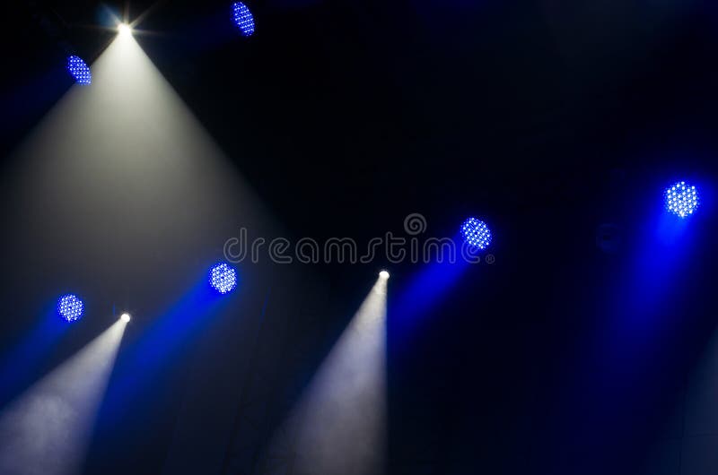 Raios de luz azuis e brancos dos projetores imagens de stock royalty free Raios de luz azuis e brancos dos projetores imagens de stock royalty free