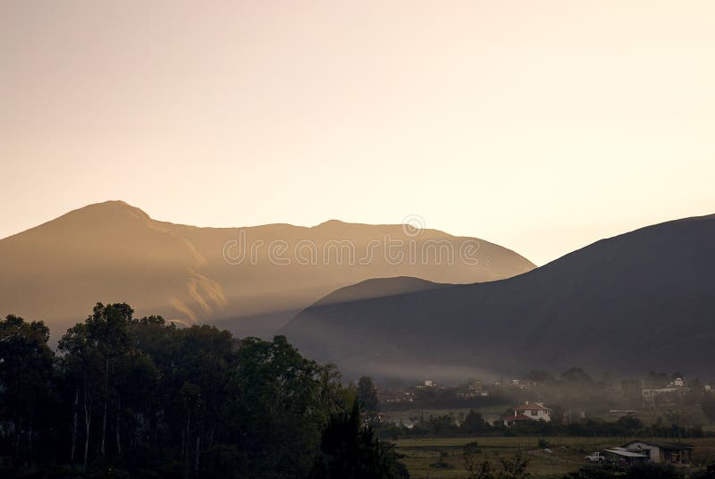 Raios de sol adiantados que iluminam a montanha de Iguaque fotografia de stock Raios de sol adiantados que iluminam a montanha de Iguaque fotografia de stock