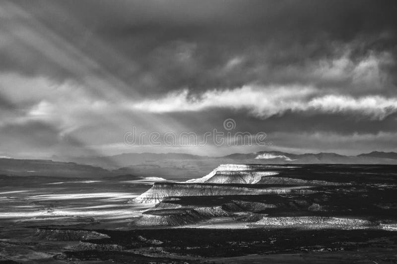 Raios de sol sobre a terra BW do deserto imagem de stock royalty free Raios de sol sobre a terra BW do deserto imagem de stock royalty free
